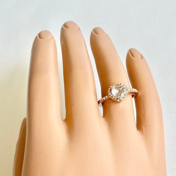 Cubic Zirconia Heart Cocktail Ring Size 9 Gold Tone Plated Solitaire - Picture 6 of 10